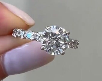 Anello di fidanzamento in moissanite a taglio rotondo da 2,00 CT con moissanite rotonda da 2,5 mm su fascia, anello di promessa, fede nuziale, fede nuziale, anello in oro 14K