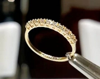 18k massivt guld halv alliansring / Rundslipad moissanit vigselring / Halvvägsring / Jubileumspresent till kvinna / Ring till henne
