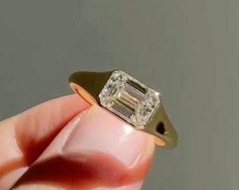 Anello solitario in oro giallo massiccio 14k • Moissanite taglio smeraldo champagne est-ovest da 1,5 ct • Lunetta completa • Regalo di nozze per lei o lui •