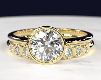 Fasce abbinate in stile unico con set di anelli da sposa con castone, anello solitario, taglio rotondo da 2 carati con anello in moissanite con pietra laterale