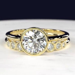 Unieke stijl bijpassende bands met bruidsset ring bezel set solitaire ring, 2 karaat rond geslepen met zijsteen Moissanite ring afbeelding 1