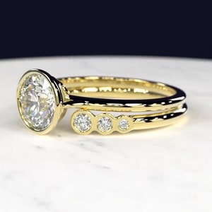 Unieke stijl bijpassende bands met bruidsset ring bezel set solitaire ring, 2 karaat rond geslepen met zijsteen Moissanite ring afbeelding 3