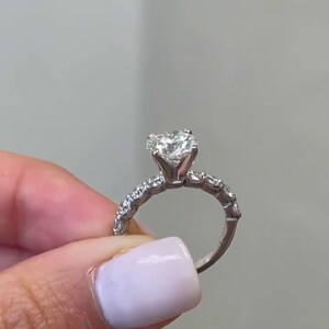 2.00CT ronde geslepen Moissanite Enagement ring met 2,5 mm ronde moissanite op band, belofte ring, trouwring, trouwring, 14K gouden ring afbeelding 4