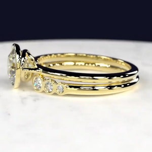 Unieke stijl bijpassende bands met bruidsset ring bezel set solitaire ring, 2 karaat rond geslepen met zijsteen Moissanite ring afbeelding 2