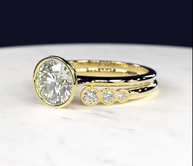 Unieke stijl bijpassende bands met bruidsset ring bezel set solitaire ring, 2 karaat rond geslepen met zijsteen Moissanite ring afbeelding 5