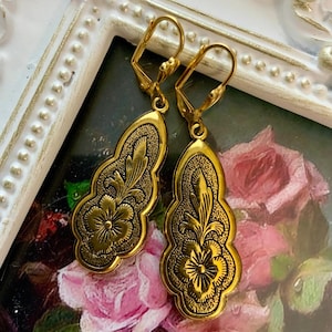 Pendientes victorianos de oro antiguo con diseño floral, pendientes eduardianos con tallado floral, pendientes florales dorados, pendientes de oro estilo vintage.