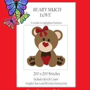 Puede incluir: Un patrón de graphghan de ganchillo titulado "BEARY MUCH LOVE" con un oso de dibujos animados con un corazón y un lazo rojos. El diseño incluye un recuento de puntadas de 200 x 200 puntos, gráfico e instrucciones escritas. La imagen también incluye mariposas coloridas.