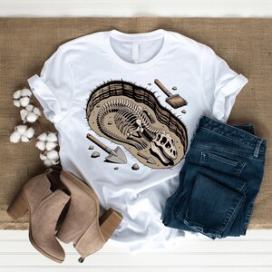 Dinosaur Skull Fossil T-Shirt – Paleontology Dig Site Design for Fossil Lovers & Science Fans Unisex classic tee