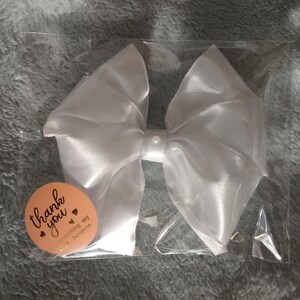 White Hair bow. (Triple loop)