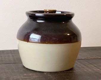 Small stoneware crock w/ lid, 1 pint bean pot