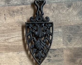 Virginia Metalcrafters cast iron trivet, scroll & feather design