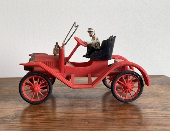 Vintage Red Painted Metal Old Collection Car Vehicle Realistic Figurine 