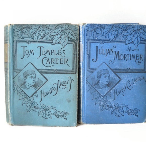 2 Antique Blue livres, illustrés, des années 1880 Instant Home Collection de la bibliothèque
