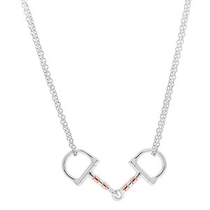 Op de afbeelding: Een zilveren ketting met een dubbele ring hanger met een roségouden bit ontwerp.
