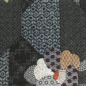 Tissu en coton japonais avec un motif géométrique et floral en patchwork