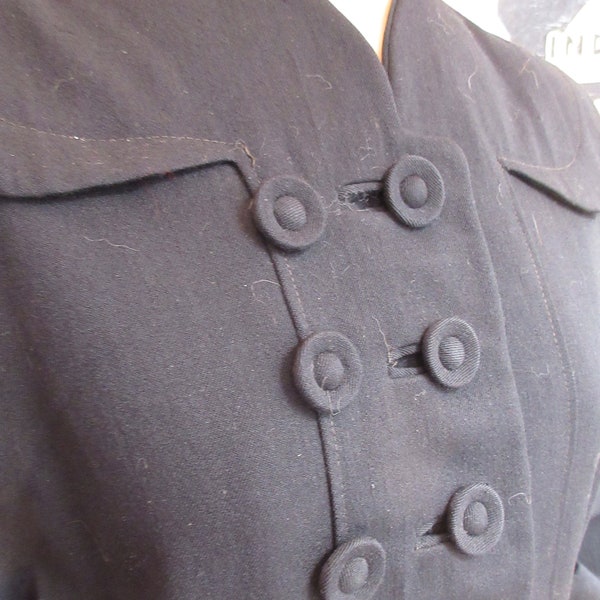 Petite veste ajustée en gaberdine de laine noire vintage des années 1930, petite 34 buste avec boutons Lotsa, Pin Up Rockabilly de Viva Las Vegas