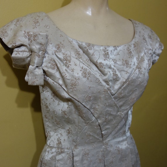 Small 1950s Vintage Designer Cream and Beige Flor… - image 1