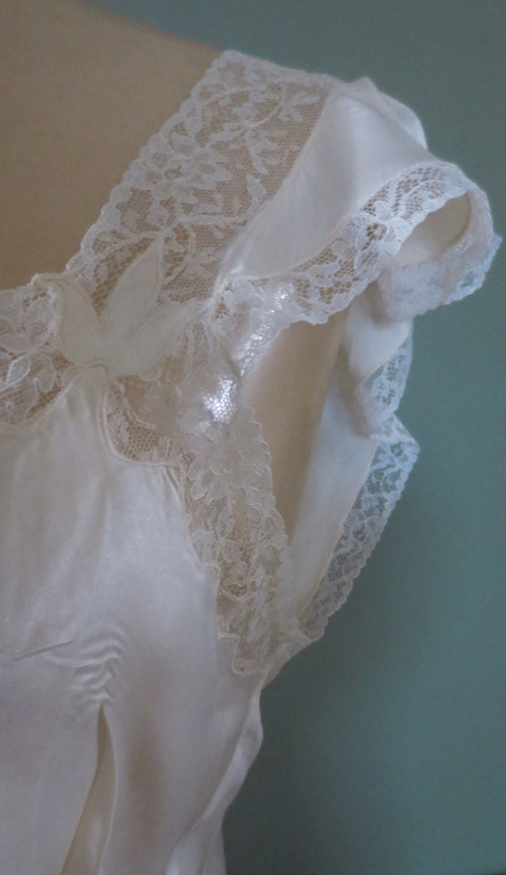 Medium 1940s Vintage Creamy White Rayon Nightgown 