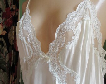 Plus Size 1960s Two Piece Nightgown and Robe 1960s White Nylon and Lace 42 Inch Bust Pin Up Burlesque Viva Las Vegas