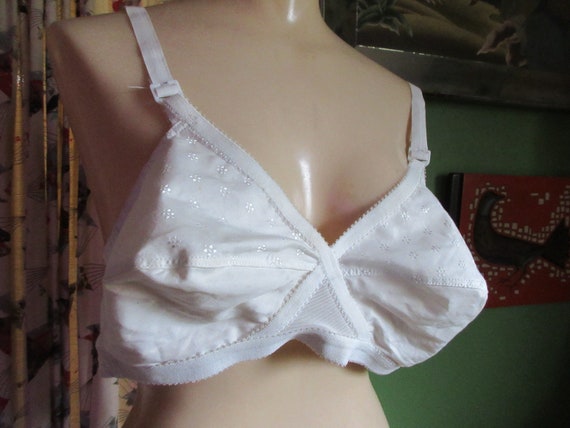 Vintage 1960s Playtex Cross Your Heart Bra Size 38B Cup White