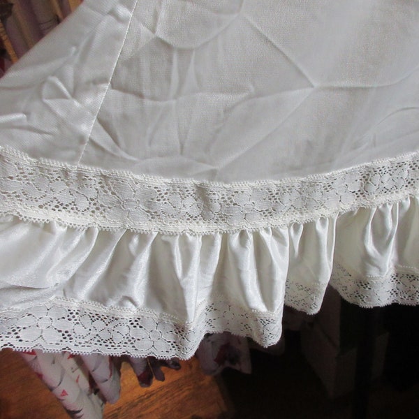 1970s Simple Lace Trimmed Cream Nylon Half Slip with Lacy Ruffled Hem a Fashion Essential Small 22-28 Waist