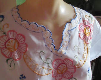 Kleine 34 buste Vintage jaren 1970 geborduurde witte katoenen blouse Pin Up Rockabilly Viva Las Vegas