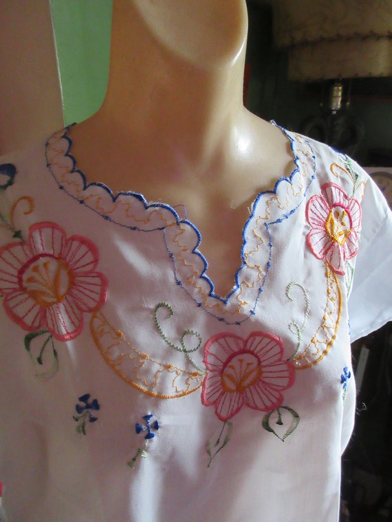 Small 34 Bust Vintage 1970s Embroidered White Cott