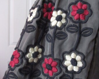 1990s does 1950s Grey Rayon Dress with Huge Floral Embroidered Pockets Novelty Daisies Euro Size 4