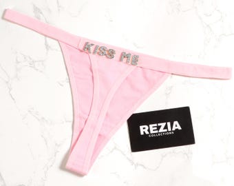Calcinha fio dental personalizada com nome, calcinha fio dental com nome personalizado, calcinha fio dental de renda personalizada com nome em letras de cristal, presente para ele