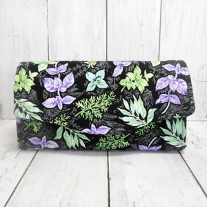 Cartera grande negra y morada, imprescindible cartera de mano