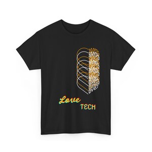 Puede incluir: Camiseta negra con un diseño de circuito impreso dorado y blanco en forma de corazón. El texto "Love TECH" está impreso debajo del diseño en colores arcoíris.