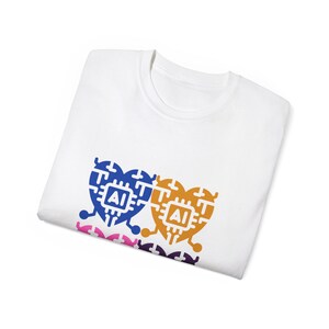 Puede incluir: Camiseta blanca con un gráfico de tres corazones, cada uno con un circuito impreso con las letras "AI" en su interior. Los corazones son de color azul, rosa y naranja.