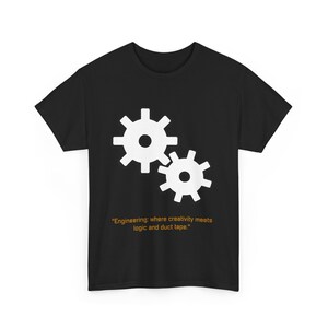 Puede incluir: Camiseta negra con un gráfico blanco de dos engranajes entrelazados y el texto "Engineering: where creativity meets logic and duct tape."