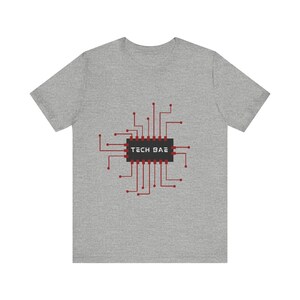 Camiseta unisex de manga corta con logotipo en negro y rojo de TECH BAE