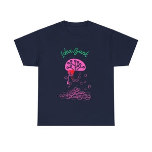 Puede incluir: Camiseta azul marino con un gráfico de cerebro rosa y el texto "Idea Bank" en verde. El cerebro gotea líquido rojo y caen círculos rosas de él.