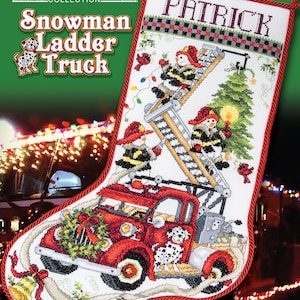 Puede incluir: Una media de Navidad roja y blanca con el nombre "Patrick" bordado en la parte superior. La media presenta un muñeco de nieve conduciendo un camión de bomberos rojo con una escalera extendida. El muñeco de nieve lleva un sombrero de bombero y sostiene una manguera de incendios. Hay un perro pequeño de pie junto al camión.