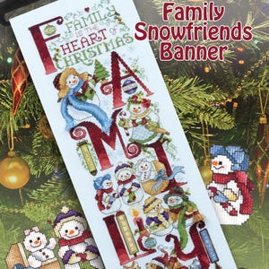 Pode incluir: Padrão de ponto cruz com uma faixa com as palavras "Family is the heart of Christmas" e um desenho de bonecos de neve e outros elementos de inverno. O padrão é da coleção Stoney Creek, livro 550.
