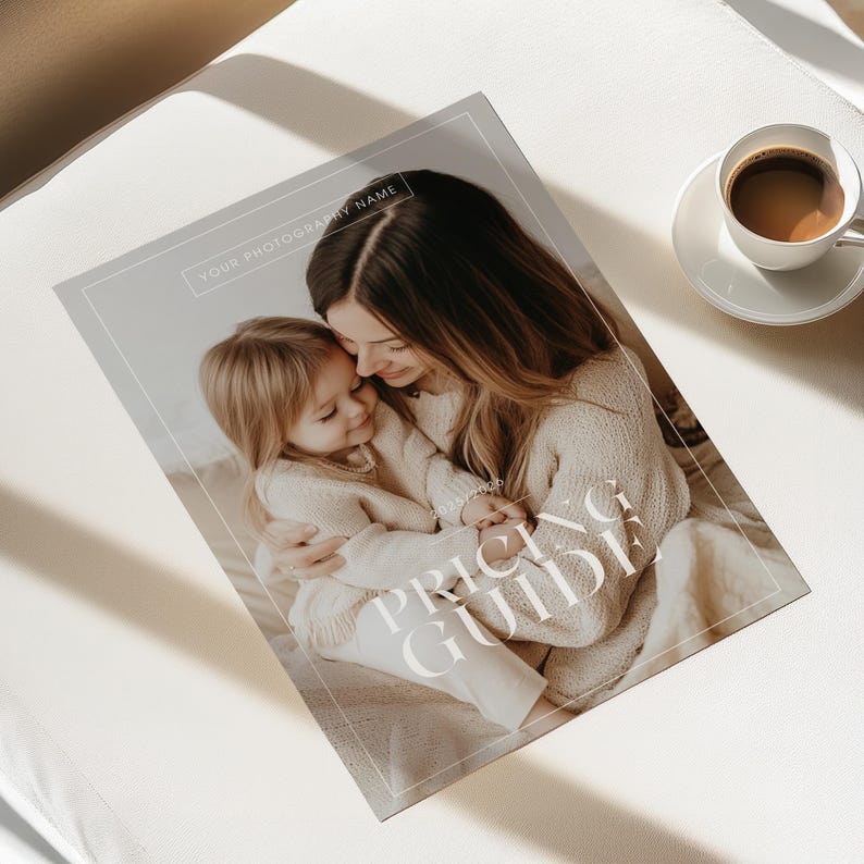 Puede incluir: Una gu&iacute;a de precios de fotograf&iacute;a con una madre y su hijo abraz&aacute;ndose. La gu&iacute;a muestra el texto "PRICING GUIDE" en una fuente grande y elegante. La parte superior de la gu&iacute;a dice "YOUR PHOTOGRAPHY NAME". Una taza de caf&eacute; est&aacute; sobre un platillo.