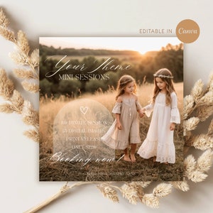 Peut inclure: Publicité pour des mini séances photo. Deux jeunes filles en robes se tiennent dans un champ. Le texte indique "Your Theme MINI SESSIONS" et "Booking now!" avec des détails sur la séance.
