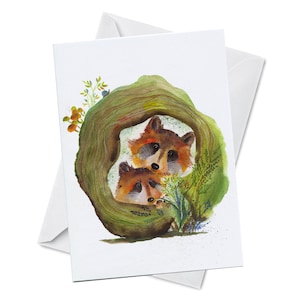 Cartão de felicitações - CUBBY HOLE - Filhotes de guaxinim se escondendo aconchegante em um toco de árvore oco Animal bonito Família da vida selvagem Pintura de arte em aquarela Oladesign