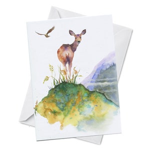 Carte de vœux - TÉMOIN - Magnifique cerf sur une colline avec aigle broutant dans les montagnes Aquarelle Aquarelle Peinture Olga Cuttell Oladesign