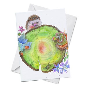 Cartão de felicitações - GEM ESCONDIDA - Pequeno ouriço fofo no tronco da árvore com uma flor selvagem Cogumelos Olhos grandes Pintura de arte em aquarela de aniversário