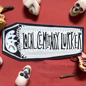Adesivo per paraurti a forma di bara "Local Cemetery Lurker" per gli amanti delle lapidi e dei cimiteri,
