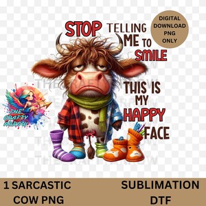Puede incluir: Imagen PNG digital de una vaca de dibujos animados con expresión de mal humor. La vaca lleva una chaqueta a cuadros, una camisa con estampado de estrellas y una bufanda verde. El texto dice: "Deja de decirme que sonría, esta es mi cara feliz".