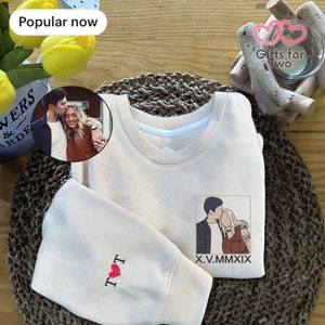 Benutzerdefiniertes Porträt vom Foto besticktes Sweatshirt, personalisiertes Paar-Sweatshirt-Geschenk, Geschenk zum 5. Jahrestag, individuelle Geschenke Bild 1