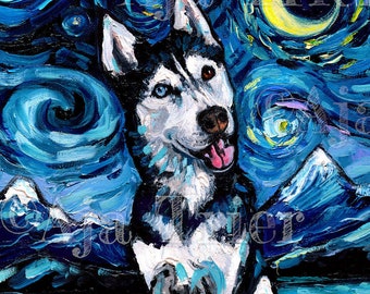 Peut inclure: Une peinture à l'huile représentant un husky noir et blanc assis dans un champ vert avec un ciel nocturne bleu tourbillonnant, un croissant de lune jaune, des montagnes enneigées et le filigrane Aja Trier répété sur l'image.