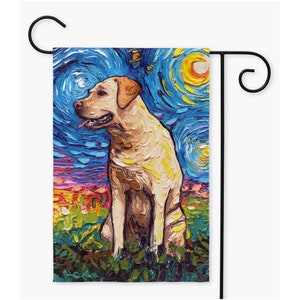 Może przedstawiać: Ż&oacute;łty labrador retriever siedzący na zielonej trawie. Pies jest namalowany w kolorowym, abstrakcyjnym stylu z niebieskim, ż&oacute;łtym i r&oacute;żowym tłem.