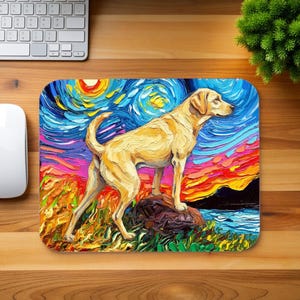 Puede incluir: Una alfombrilla de ratón rectangular con una vibrante ilustración al estilo de pintura al óleo texturizada de un Labrador retriever amarillo de pie sobre una roca. El fondo muestra un cielo arremolinado y colorido con tonos azules, amarillos, rosas y naranjas.