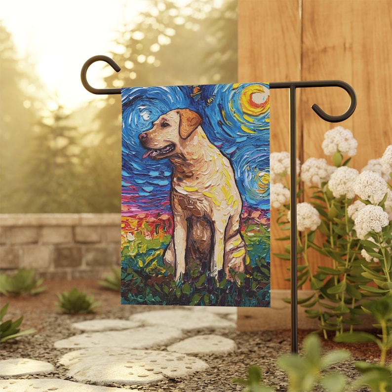Może przedstawiać: Ż&oacute;łty labrador retriever przedstawiony jest w kolorowym, abstrakcyjnym stylu malarskim. Pies siedzi na zielonej łące z niebieskim niebem i gwiazdami w tle. Obraz jest nadrukowany na flagę ogrodową.