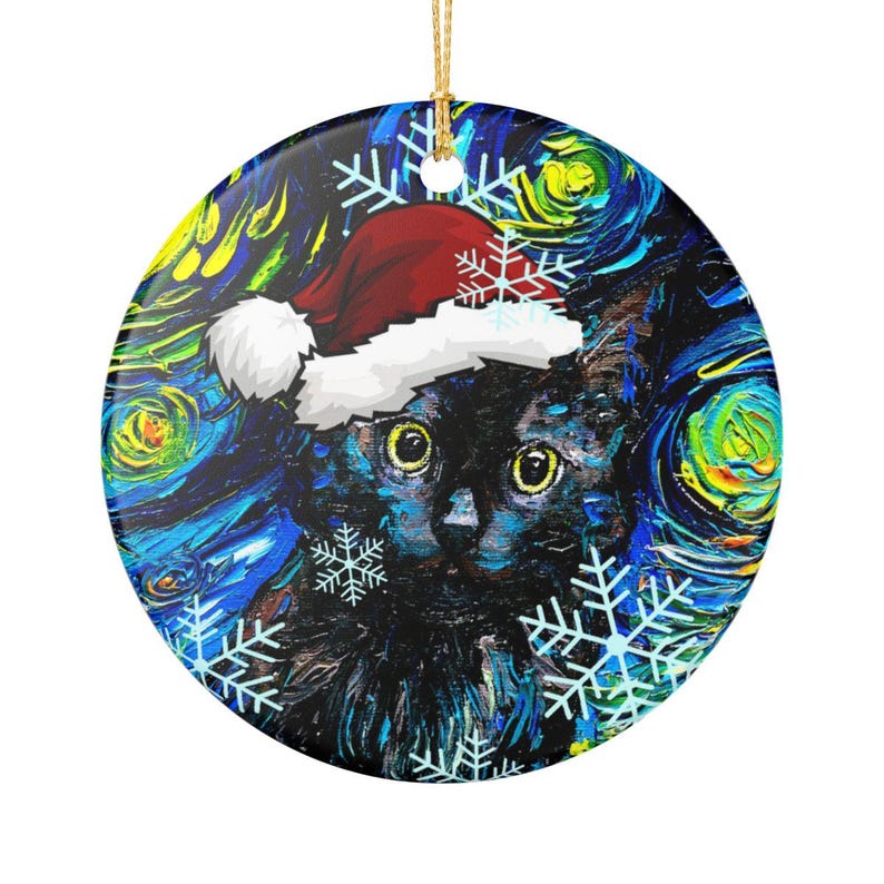 Pu&ograve; includere: Un ornamento rotondo in ceramica raffigurante un gatto nero con un cappello da Babbo Natale rosso e bianco. Lo sfondo presenta un motivo vorticoso blu e giallo con icone di fiocchi di neve bianchi. Un filo dorato &egrave; fissato in alto per appenderlo.